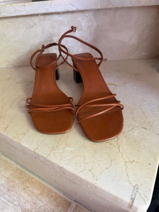 Sandalias de tacón marrón