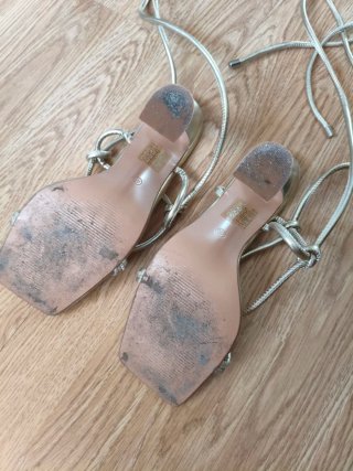 Sandalias doradas de tiras Ideal Shoes