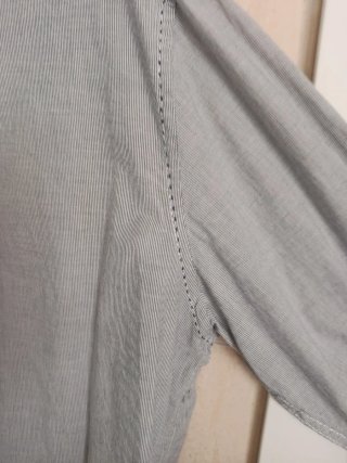 Camisa de rayas azul y gris
