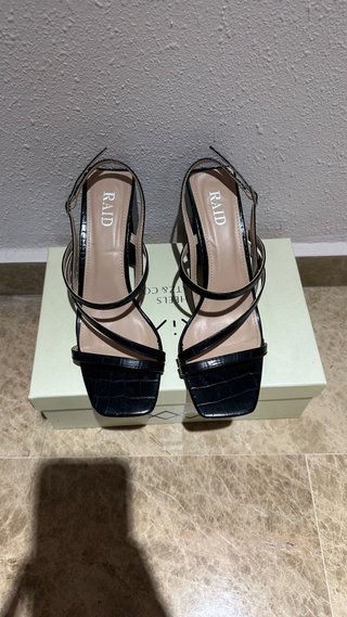 Sandalias negra tacón efecto piel