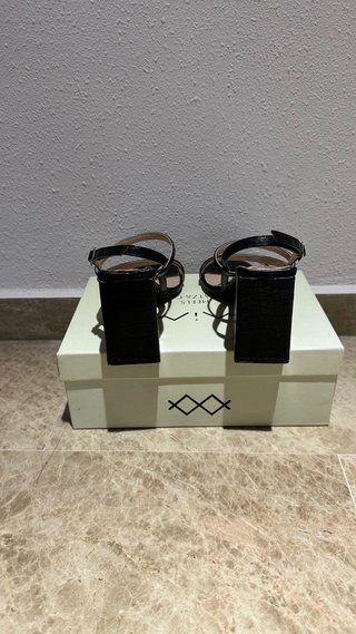 Sandalias negra tacón efecto piel