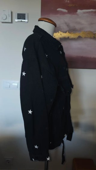 Cazadora vaquera negra con estrellas