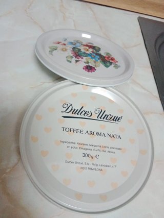 Caja metálica decorada con flores  perfecta