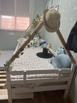 Cama infantil de madera con dosel