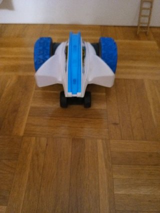 Coche teledirigido blanco y azul