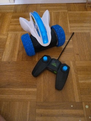 Coche teledirigido blanco y azul