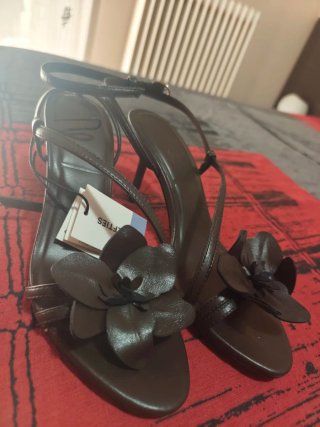 Sandalias tacón flor marrón