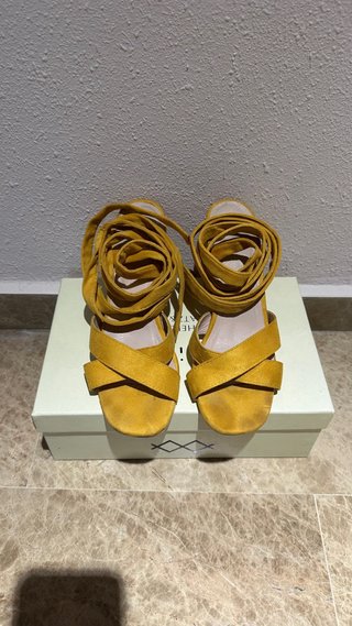 Sandalias tacón mostaza