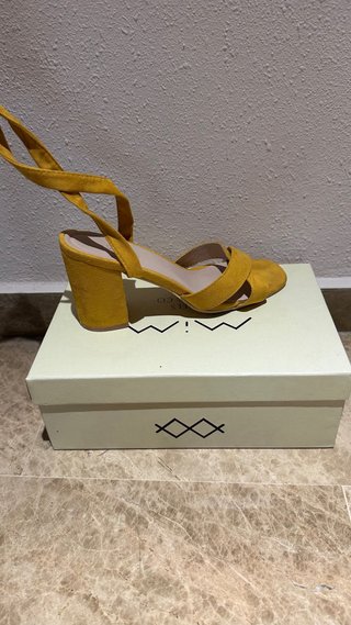Sandalias tacón mostaza