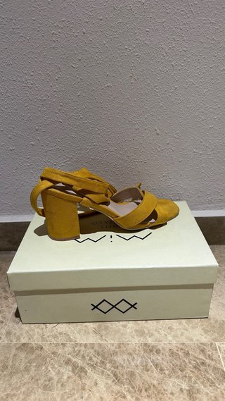 Sandalias tacón mostaza