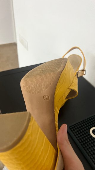 Sandalias de tacón amarillas con plataforma