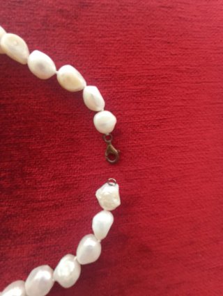 Collar de perlas blancas