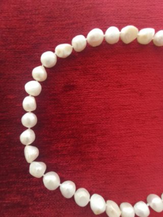 Collar de perlas blancas