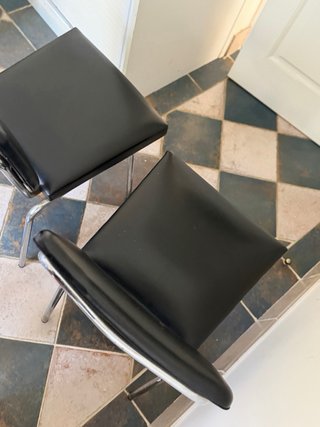 Sillas vintage tapizadas con estructura cromada