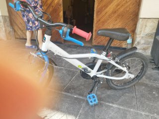Bicicleta infantil blanca y azul