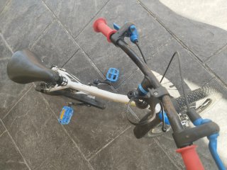 Bicicleta infantil blanca y azul
