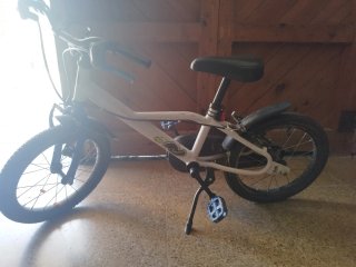 Bicicleta infantil blanca y azul