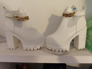 Botines blancos con cadena dorada