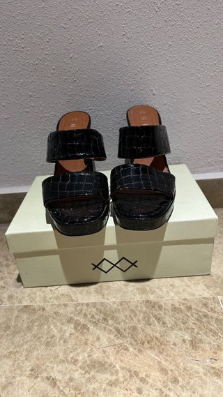 Sandalias tacón plataforma negras