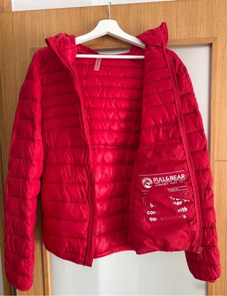 Chaqueta acolchada roja con capucha