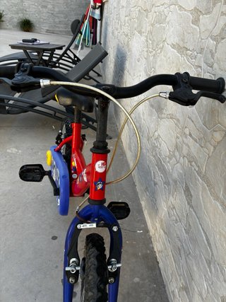 Bicicleta infantil roja y azul