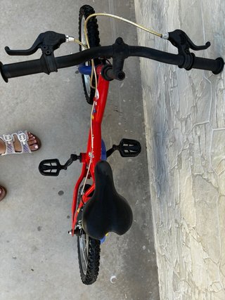 Bicicleta infantil roja y azul
