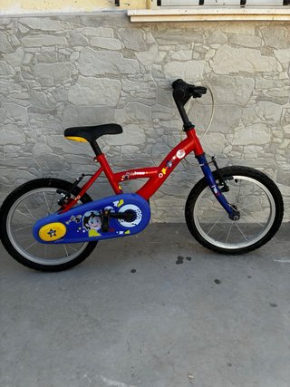 Bicicleta infantil roja y azul
