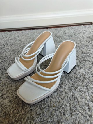 Tacones blancos de tiras