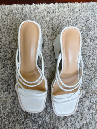 Tacones blancos de tiras