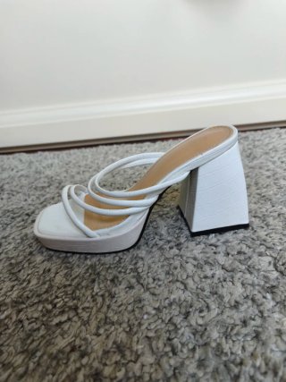 Tacones blancos de tiras