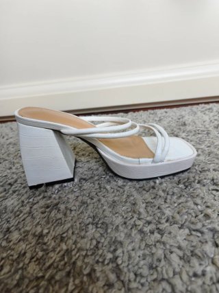 Tacones blancos de tiras
