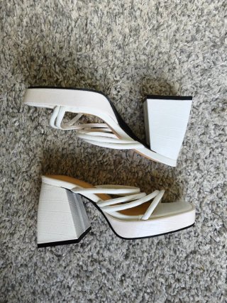 Tacones blancos de tiras