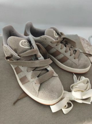 Zapatillas Fila Beige y Blancas y otra Adidas mar
