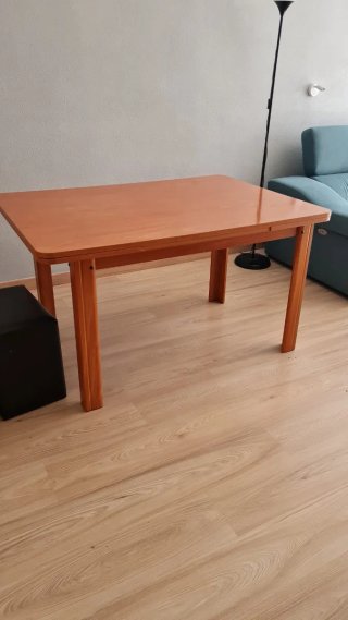 Mesa de comedor de madera