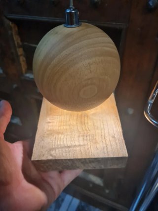 Lámpara esfera madera