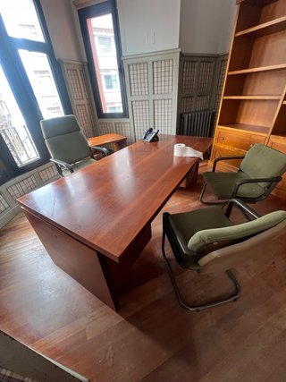 Mesa de escritorio de madera marrón
