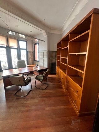 Mesa de escritorio de madera marrón
