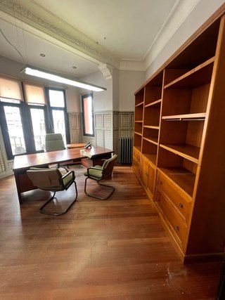 Mesa de escritorio de madera marrón