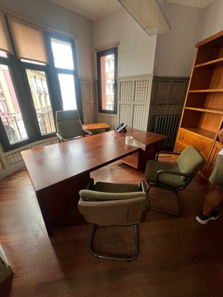 Mesa de escritorio de madera marrón