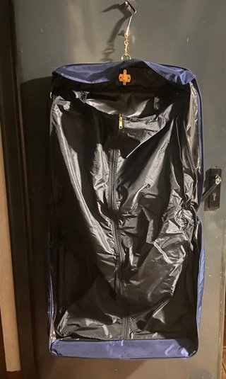 Porta traje  con neceser