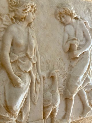 Bajorrelieve Mujer con Pavo Real