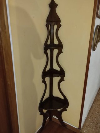 Estantería rinconera de madera oscura