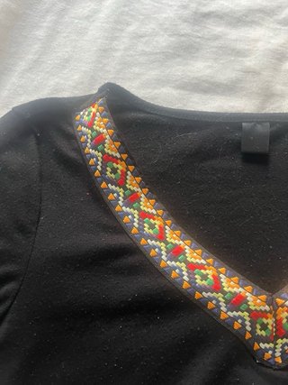 Camiseta negra con bordado V
