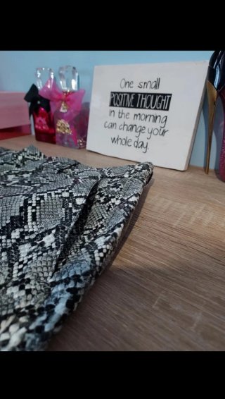 Pantalones Zara efecto piel serpiente