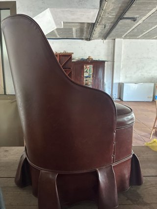 Sillón Descalzador Cuero Marrón Antiguo