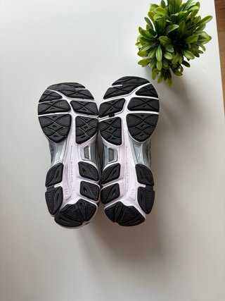 Zapatillas Asics Gel grises y blancas