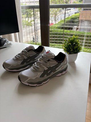 Zapatillas Asics Gel grises y blancas