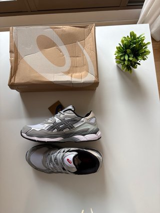 Zapatillas Asics Gel grises y blancas