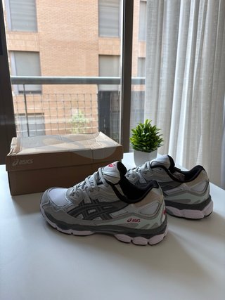 Zapatillas Asics Gel grises y blancas