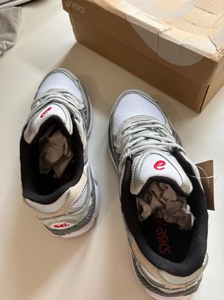 Zapatillas Asics Gel grises y blancas